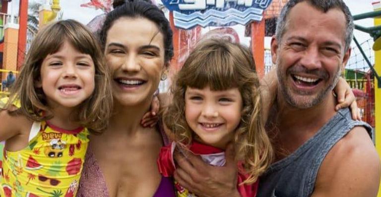 Em Manaus, Malvino Salvador faz passeio em família para o teatro e encanta internautas