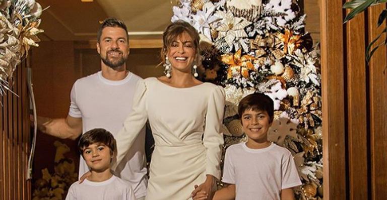 Marido de Juliana Paes compartilha clique com a família em clima de Natal