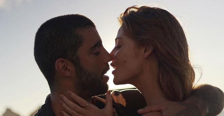 Apaixonado, Pedro Scooby beija Cíntia Dicker durante viagem ao Havaí