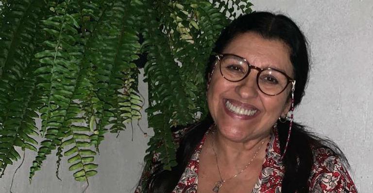 Regina Casé e a família aparecem todos de branco para comemorar o Natal e atriz faz um desabafo