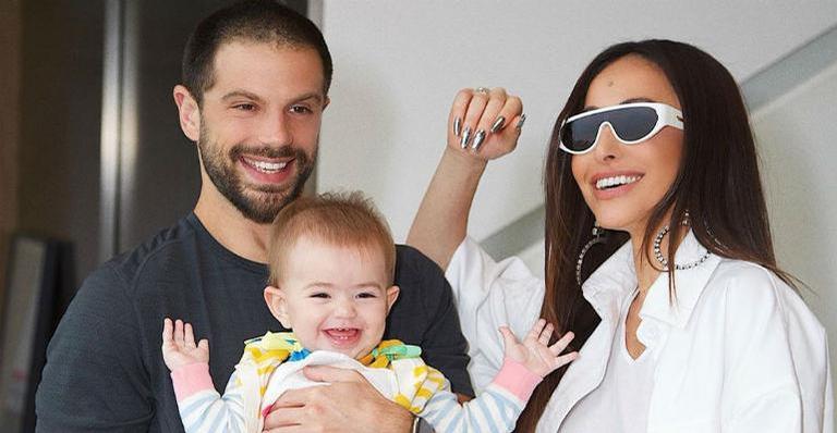 Zoe Sato rouba a cena ao conhecer o Papai Noel em festa de Natal: ”Ela curtiu mais ou menos”