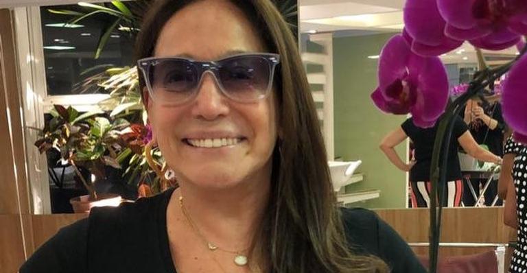 Susana Vieira acena para os fotógrafos e tira foto com funcionários durante ida ao salão de beleza