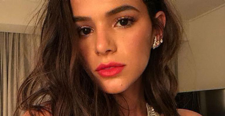 Bruna Marquezine investe em look de Natal no valor de R$ 13 mil