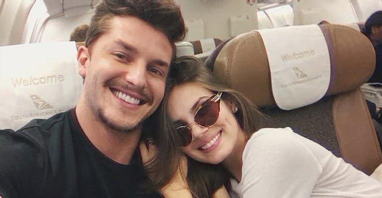 Camila Queiroz ganha beijo de Klebber Toledo em clique apaixonado e declara: ”Por aqui só amor!”