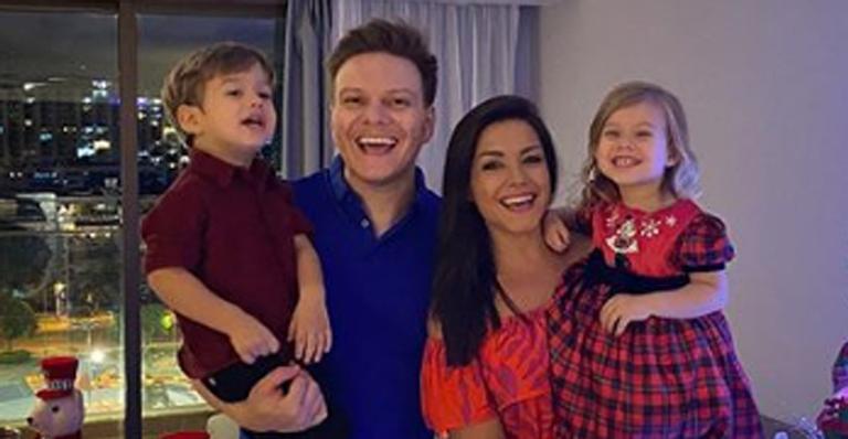 Thais Fersoza e Michel Teló compartilham clique de Natal ao lado dos filhos