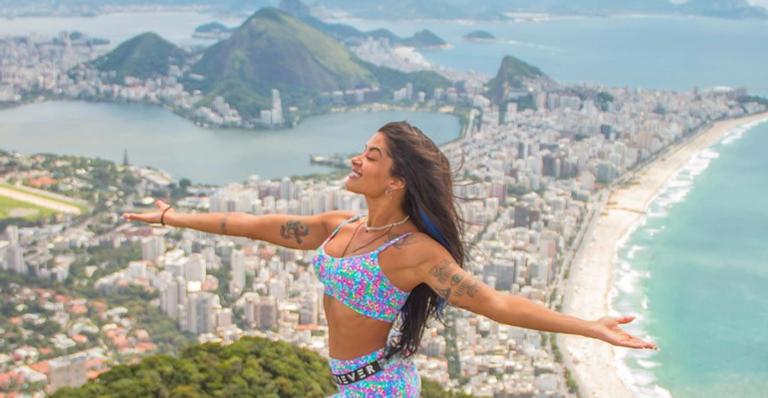 Aline Riscado pratica rappel de forma inusitada e choca internautas: ”Arriscado”