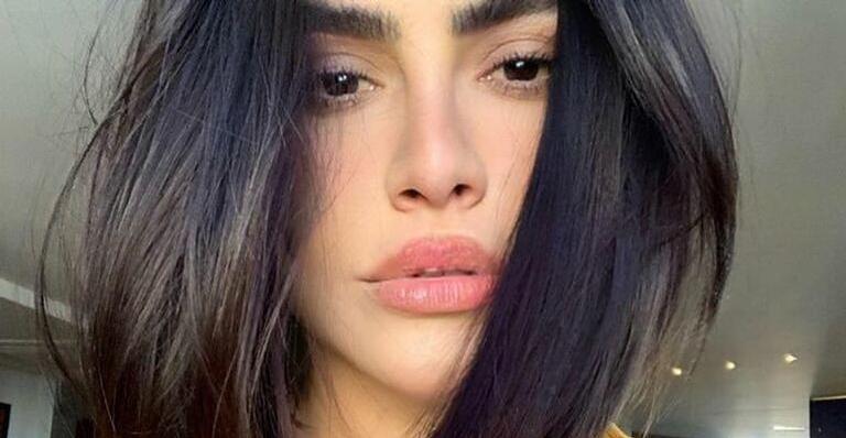 Cleo surge de salto alto dentro da piscina e chama atenção de fãs: ”Melhor pessoa”