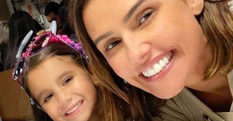 Deborah Secco explode fofurômetro ao mostrar filha com Papai Noel: ”Um feliz Natal”