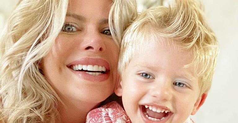 Karina Bacchi encanta a web com fotos dos Natais passados do filho, Enrico: ”TBT Natalino”