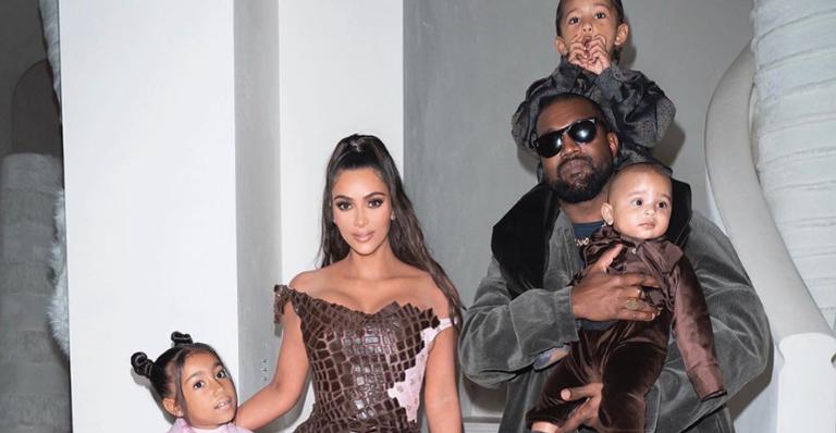 Kim Kardashian posa com a família completa no Natal e roupas chamam atenção