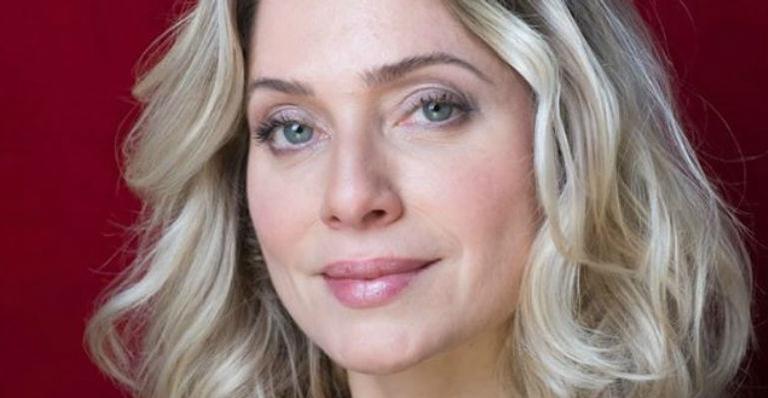 De biquíni, Leticia Spiller relembra dia de praia com a filha caçula: ”Minha florzinha de manacá”