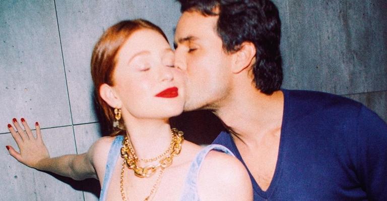 Marina Ruy Barbosa surge lindíssima ao lado do marido, Alexandre Negrão, durante luxuoso Natal