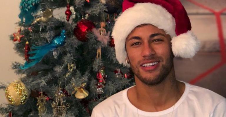 No Brasil, Neymar Jr. comemora Natal com a família e os amigos