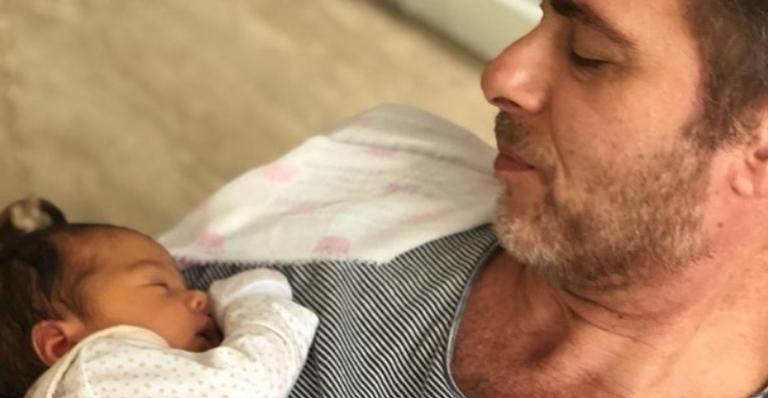 Alerta fofura! Filha de Tatá Werneck e Rafa Vitti tira soninho da tarde no colo do vovô, João Vitti