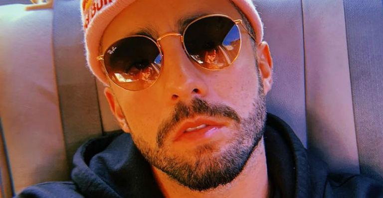 Descamisado, Pedro Scooby chama atenção com corpão musculoso durante viagem ao Havaí