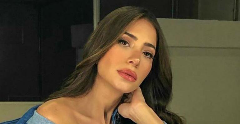Aos 8 meses de gravidez, Romana Novais posa ao lado do cachorro e revela: ”Já está com ciúmes”