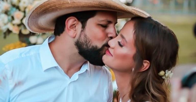 Sorocaba mostra barrigão da esposa de biquíni e brinca: ”De quantos meses estamos grávidos?”