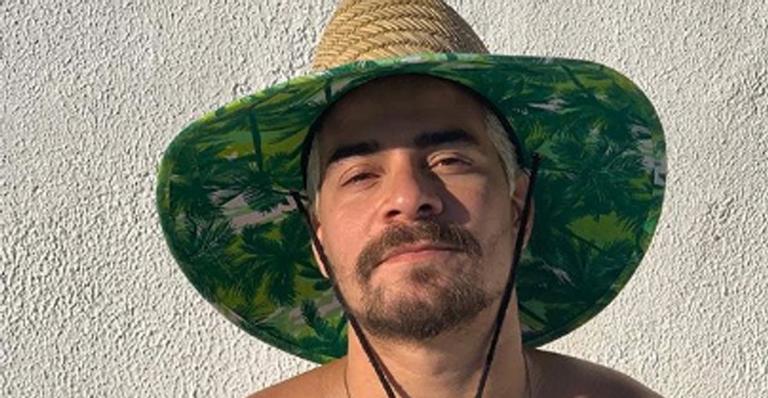 Thiago Martins exibe barriguinha na web e recebe elogios