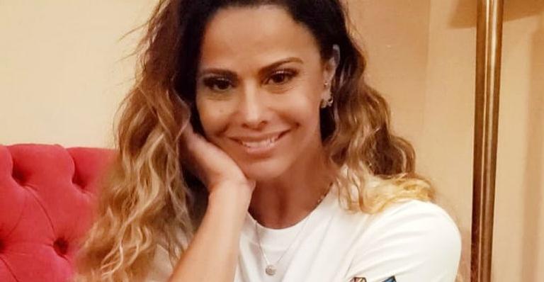 Viviane Araújo elege vestido vermelho curtinho como look de Natal e impressiona seguidores