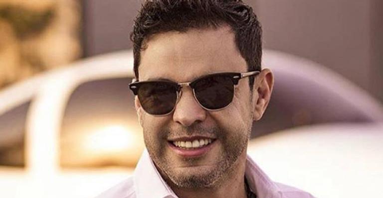 Zezé Di Camargo compartilha foto com a família: ”Amor acima de tudo”