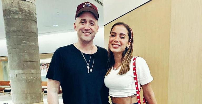 Anitta marca presença na estreia do novo filme de Paulo Gustavo e leva alguns amigos com ela
