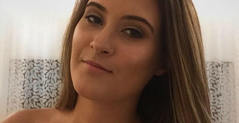 Filha de Fátima Bernardes e William Bonner exibe marquinha de biquíni em clique sensual