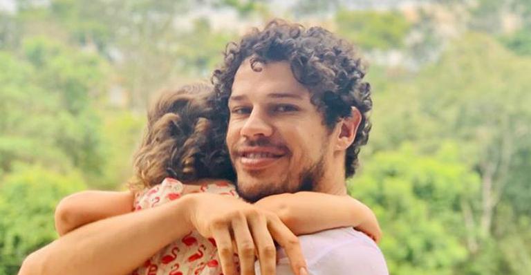 José Loreto planta pé de acerola junto da filha no jardim de sua casa