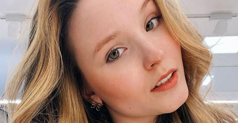 Larissa Manoela aparece de biquíni em Alagoas preparada para começar suas férias: ”Start no verão”
