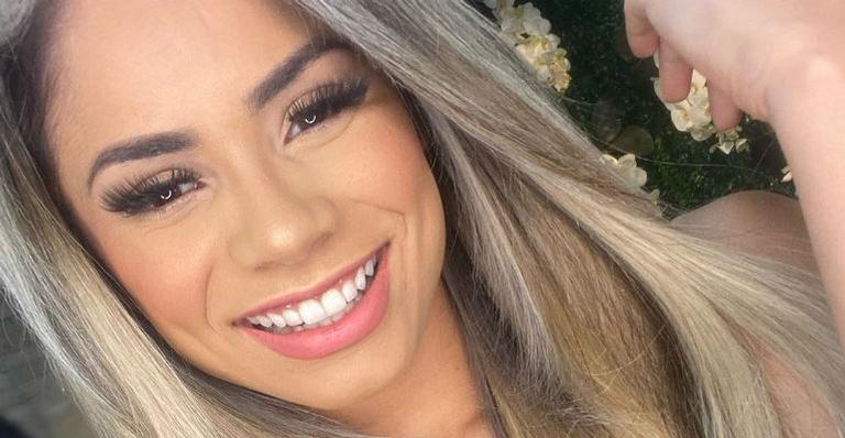 Depois de elevar a temperatura com cliques de biquíni, Lexa aparece nos bastidores levando um tombo