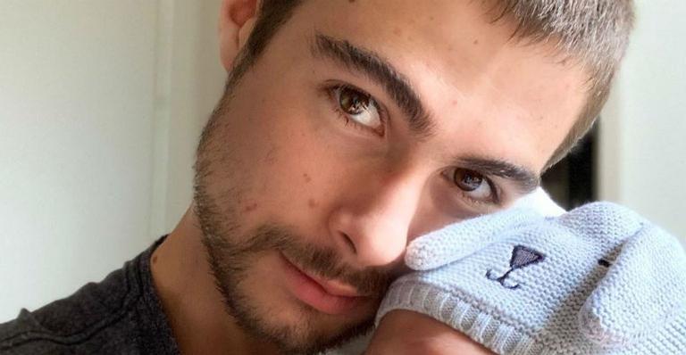 Rafa Vitti posa com Clara Maria de um jeito diferente e encanta seguidores: ”Tão criativo”