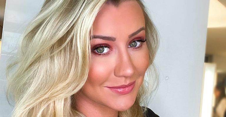 Ana Paula Siebert posa de biquíni e exibe barriga de quatro meses: ”Meu verão completo”