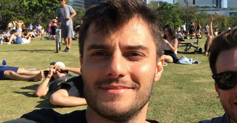 Solteiro? Segundo jornal, Hugo Bonemer terminou seu relacionamento após nove anos