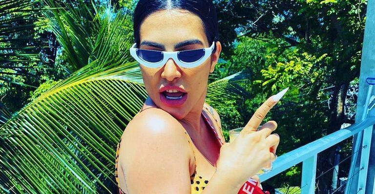 Poderosa, Cleo posa de biquíni e mostra corpo real sem retoques