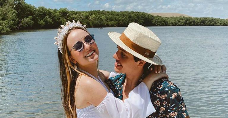 Larissa Manoela comemora aniversário de 19 anos com namorado e diverte fãs