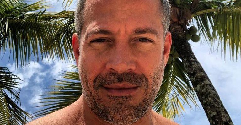Sem camisa, Malvino Salvador exibe tanquinho e arranca suspiros