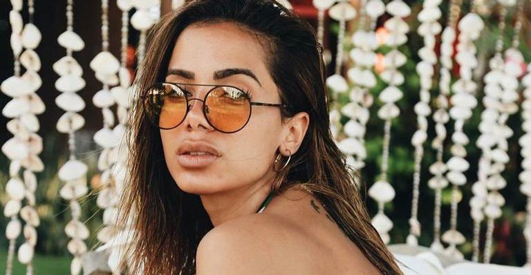 Anitta choca ao exibir bumbum e bronzeado perfeitos em fotos de biquíni