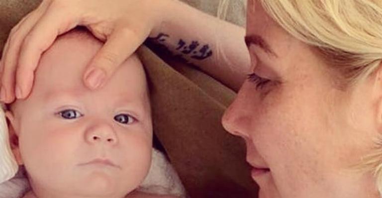 Filho de Luiza Possi completa seis meses e cantora comemora: ”Que alegria viver contigo”