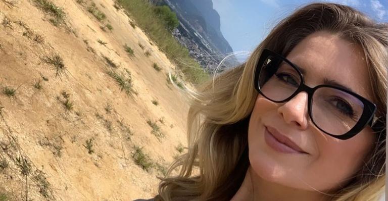 Leticia Spiller exibe corpão ao compartilhar clique de maiô branco: ”Contagem regressiva”