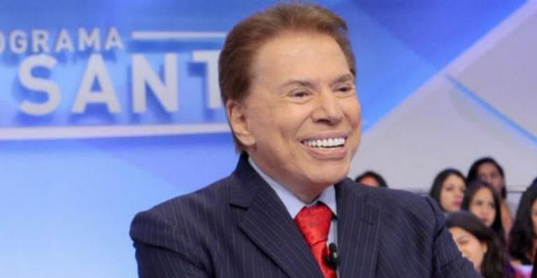 Silvio Santos ousa no look e rouba a cena ao aparecer de pijama nos EUA