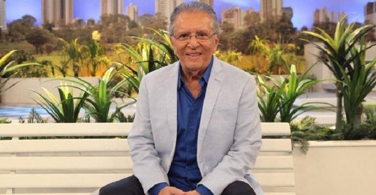 Aos 83 anos, Carlos Alberto de Nóbrega surge de sunga com esposa mais jovem