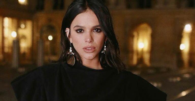 Bruna Marquezine dispensa o sutiã e sensualiza muito na Bahia: ”Sexy demais!”