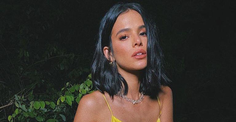 Bruna Marquezine surge em cliques ousados de biquíni e chama muita atenção