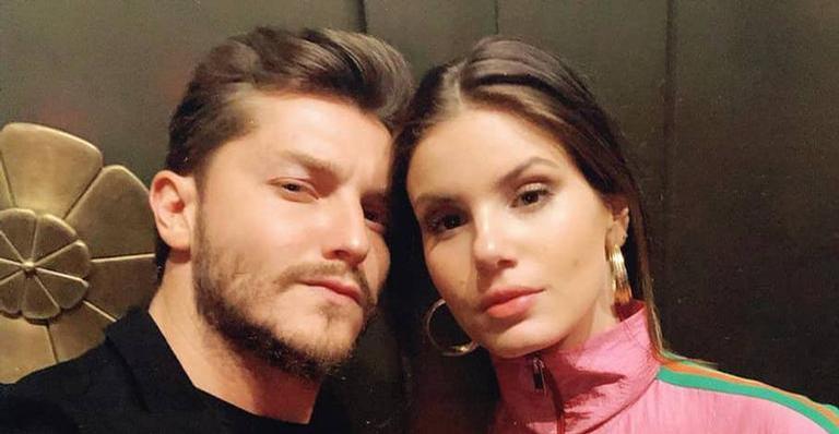 Camila Queiroz surge em foto rara de fio dental ao lado de Klebber Toledo