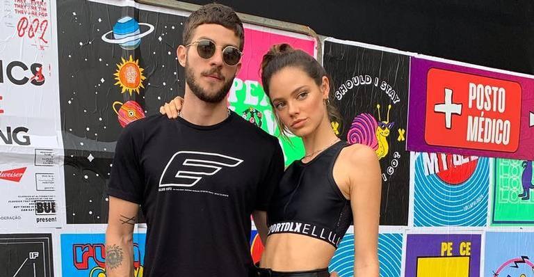 Filha de Laura Neiva e Chay Suede surge em primeira foto na rede social