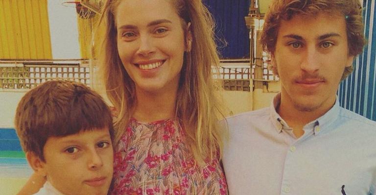 Carolina Dieckmann compartilha lindo registro de seus dois filhos: ”Amor que me engole”