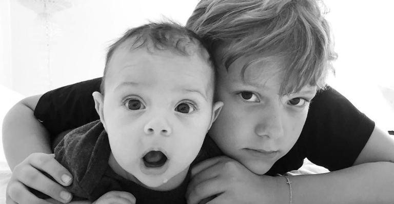 Filho de Neymar Jr. e Carol Dantas ajuda a dar banho no irmão mais novo e encanta fãs