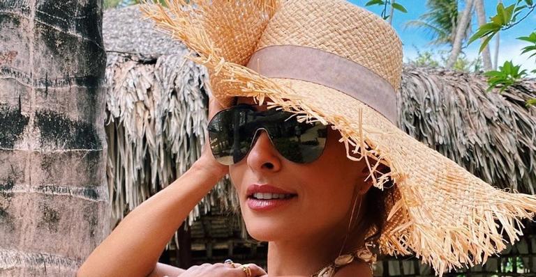 Juliana Paes compartilha clique de biquíni e chapéu: ”Cheirinho de ano novo”