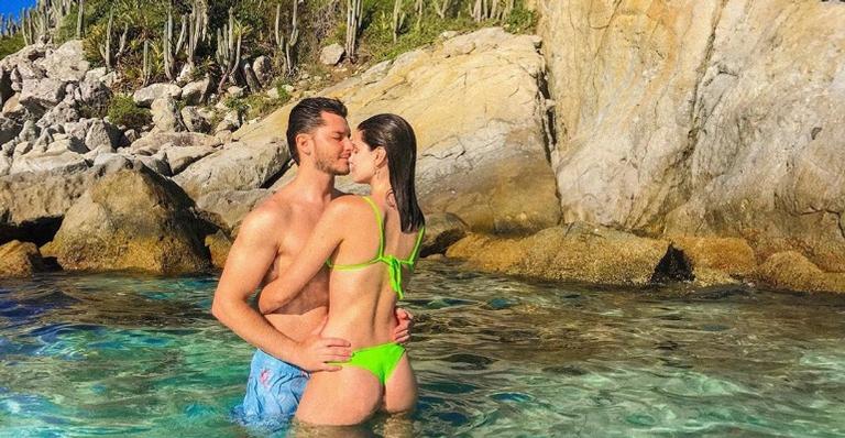 Klebber Toledo compartilha clique curtindo o último dia do ano em cenário paradisíaco