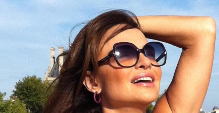 Luiza Tomé impressiona de biquíni e fãs exaltam boa forma: ”Quase 60 anos?”