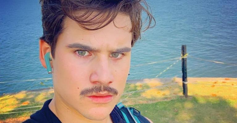 Na cachoeira, Nicolas Prattes dá um beijão na nova namorada